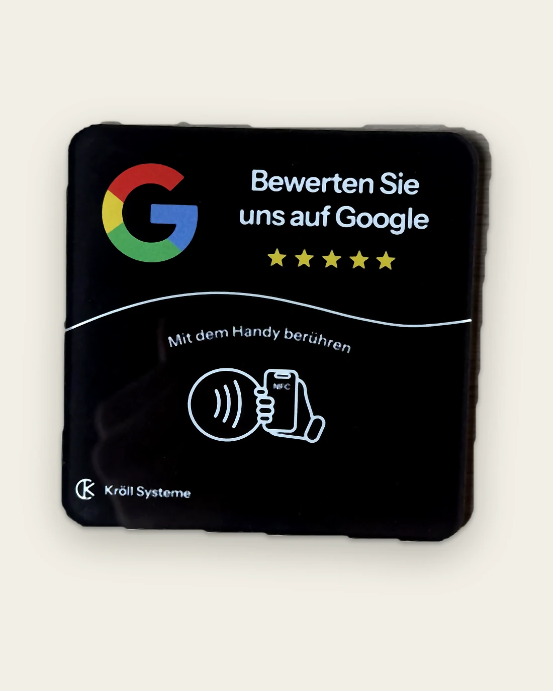 Die Bewertungsplatte aus Acryl, freigestellt, mit Google-Logo, fünf Sternen und dem Hinweis, das Handy dranzuhalten