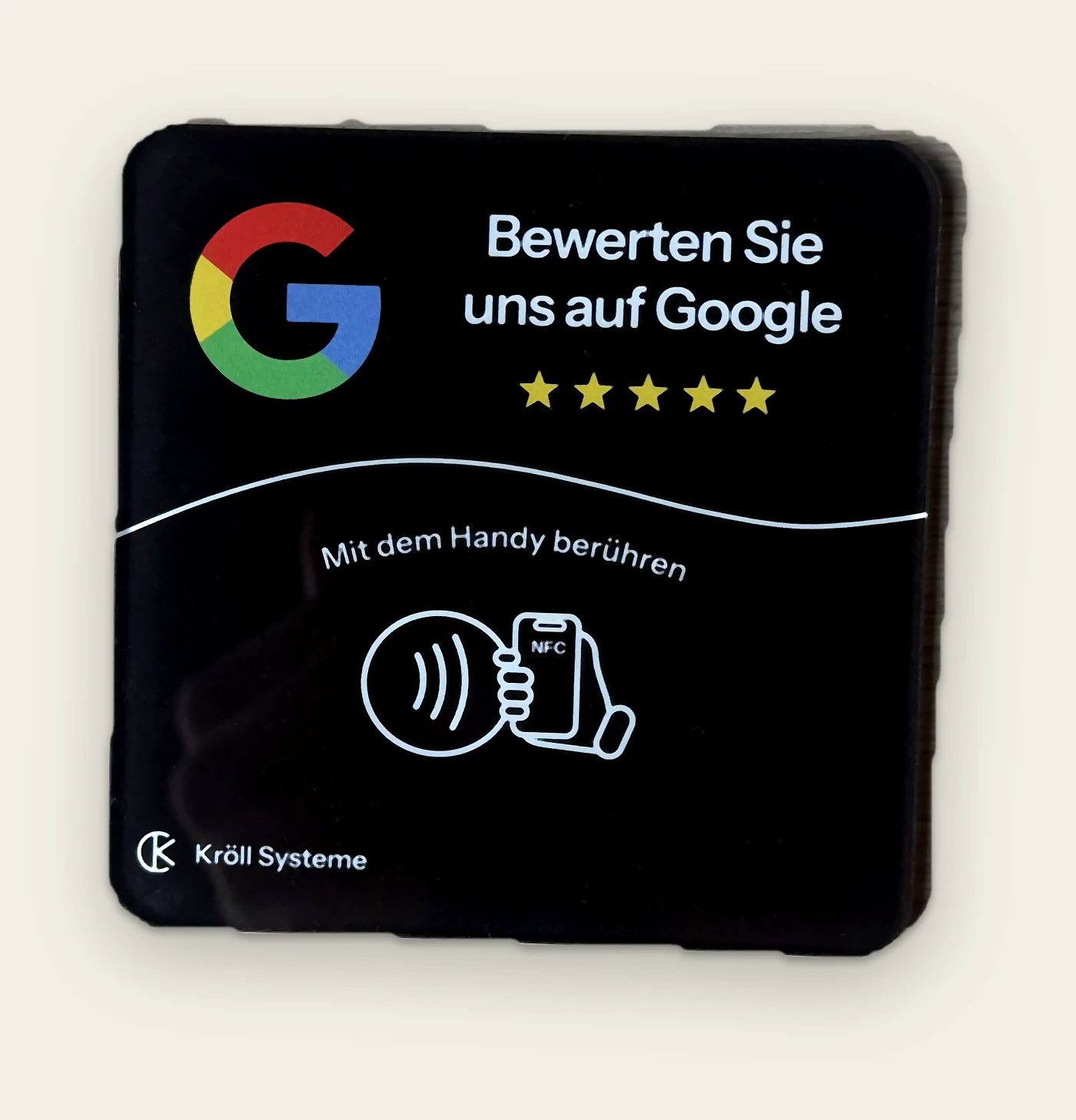 Die Bewertungsplatte, freigestellt: Google-Logo, fünf Sterne und der Hinweis, das Handy dranzuhalten